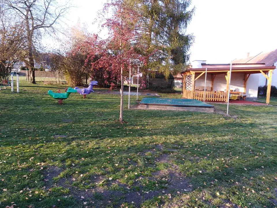 Venkovní hriště s prolézačkami, houpačkami a velkým pískovištěm